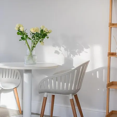 Daire Partridge, Cosy In *